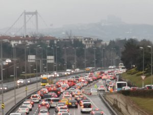 İstanbul’da pazar kısıtlamasına saatler kala trafik yoğunluğu