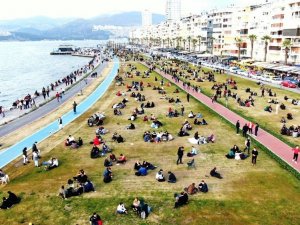 İzmirliler kısıtlamasız cumartesi günü Kordon’a akın etti