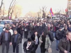 Ermenistan muhalefeti yeniden sokağa indi