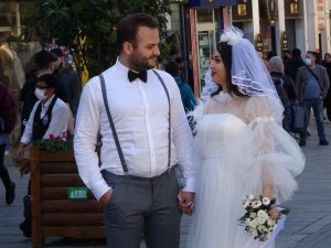 Gelinlik ve damatlıkla İstiklal Caddesi’ne gelen çift renkli görüntüler oluşturdu