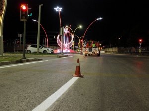 Aliağa’da yol şerit çizgileri yenileniyor