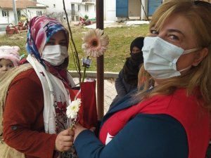 Kadınlar Günü’nü fidan dağıtarak kutladılar
