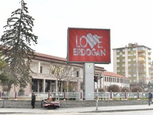Mamak’ta "Love Erdoğan" görseli LED ekranlara yansıtıldı