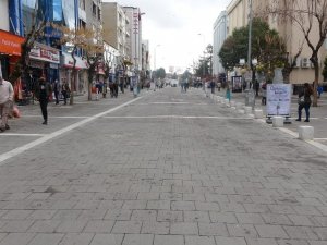 Uşak rehavete kapılmadı, caddeler boş kaldı