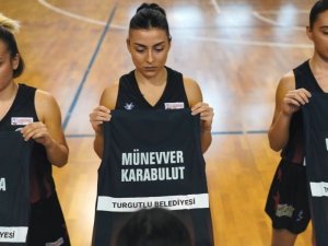 Öldürülen kadınların isimleri formalarda