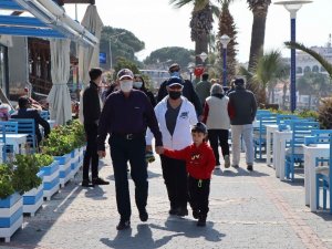 Kuşadası kısıtlamasız ilk pazarı yoğun geçirdi