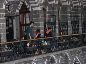 Sosyal medya fenomeni Serkan Özbilek, ünlü sanatçılarla kadın şiddetine dikkat çekti