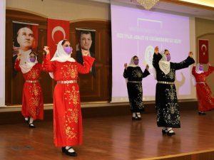 Kadın müdürlerden 8 Mart’a özel halk oyunları gösterisi