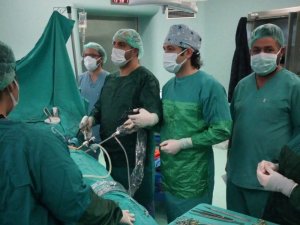 Laparoskopik yöntemle böbreküstü bezinden 11 santimetrelik kitle çıkartıldı