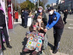Uşak’ta polis ve jandarmadan kadınlara karanfilli kutlama