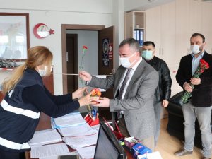 Başkan Özdemir’den çalışan kadınlara karanfil