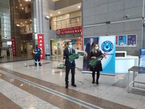 Türk Büro-Sen İstanbul Adalet Sarayı’nda çiçek dağıttı