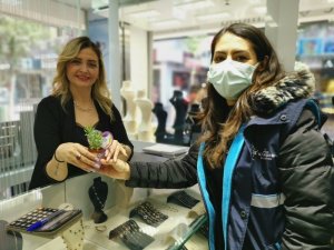 Büyükşehir’den kadınlara çiçekli kutlama