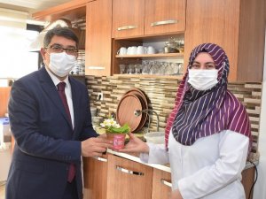 Şehzadeler’in kadınlarına 8 Mart çiçekleri Başkan Çelik’ten