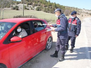 Jandarma ekipleri, uygulama noktasında kadınlara karanfil dağıttı