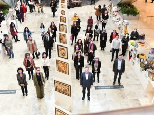 Online eğitim alan kadınlar sergi açtı