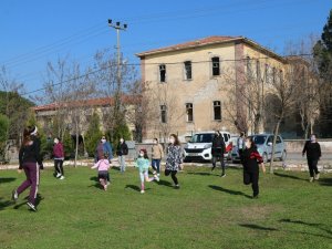 Dünya Cimnastik Şampiyonu’ndan Akhisarlı kadınlara sabah sporu