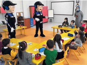 Minik öğrencilere polis tarafından bilgilendirme yapıldı