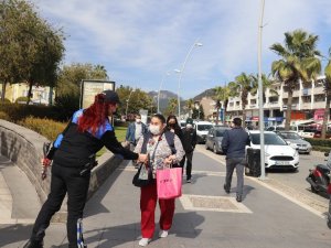 Marmaris’te kadınlara "Yanınızdayız’’ mesajlı gül hediye edildi
