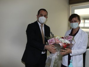 Başkan Ekim Kadınlar Günü’nde bayan sağlık çalışanlarını unutmadı