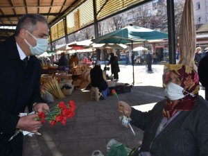 AK Parti, 8 Mart’ı karanfil ve maskeyle kutladı