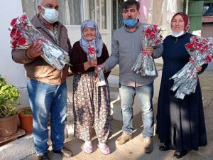 Muhtar mahallenin kadınlarını unutmadı