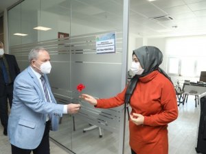 Başkan Demirtaş’tan kadın personellere çiçek