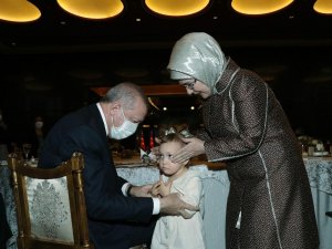 Cumhurbaşkanı Erdoğan ve eşi Emine Erdoğan sağlık ve sosyal hizmet çalışanı kadınlarla bir araya geldi