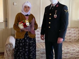 Jandarmadan Kadınlar Gününde şehit annesine karanfil