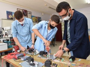 Denizli’de öğretmenler ve öğrencilerin ’Sarozon’ adlı ozon cihazı tescillendi