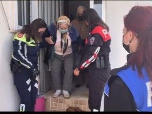 Polisler yaşlı çifti aşıya götürdü, gönülleri fethetti