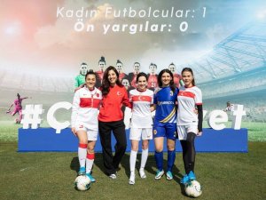 Dünya Kadınlar Günü’nde ünlü isimler yeşil sahada buluştu