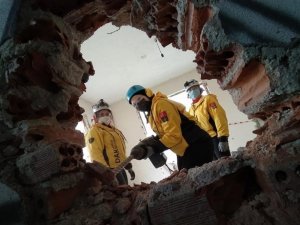 Arama kurtarma gönüllüleri enkaz altından yaralıyı kurtardı