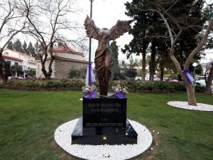 Selçuk’ta "Kadın İnsanlığın Kanatlarıdır" heykeli ziyarete açıldı