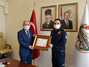İzmir depreminde görev alan itfaiye personeline başarı belgesi verildi