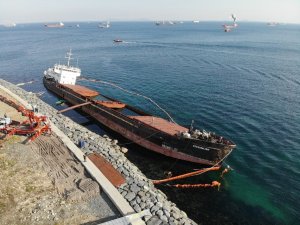 Zeytinburnu’nda kıyıya vuran gemiye parçalanma işlemleri başlatıldı