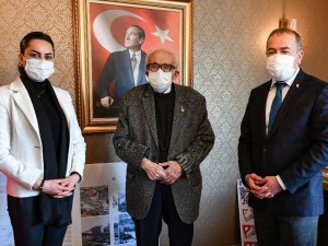 Hanri Benazus koleksiyonundaki Atatürk fotoğraflarını belediyeye hediye etti