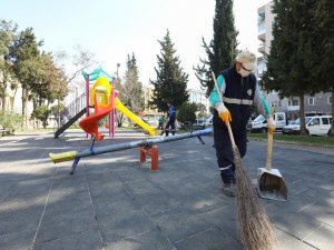 Buca’nın parklarında bahar temizliği