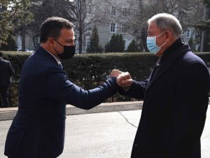 Bakan Akar, Arnavutluk Savunma Bakanı Peleshi ile bir araya geldi