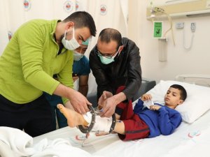 Türkiye’de ameliyat olan 9 yaşındaki Suriyeli Cafer: “Güreşçi olmak istiyorum”