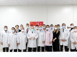 Bakan Varank, Xiaomi’nin Avcılar’daki akıllı telefon fabrikasını ziyaret etti