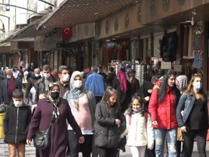 Gaziantep’te vaka sayısı artıyor çarşıda yoğunluk azalmıyor