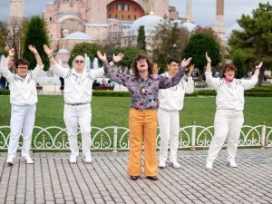 Ünlü müzik grubu Bee Gees’in Stayin’ Alive şarkısı engelli gençlerin sesi oluyor