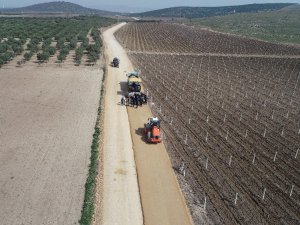 Manisa’da bakımsız yol beton gibi sağlam olacak
