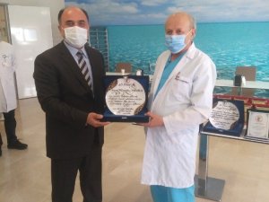 Mesleğe yıllarını veren doktorlara plaket