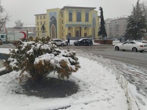 Kütahya’da aralıklarla yağan kar, il merkezini beyaza bürüdü