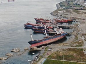 Kartal’da rıhtıma bağlı olan kuru yük gemisi yan yattı