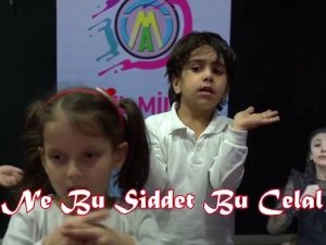 Minik öğrencilerden İstiklal Marşı’nı işaret dili ile okudu