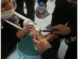 Hastaneden itfaiyeye sevk edilen yaşlı kadının sıkıntısını Söke itfaiyesi çözdü