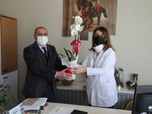 Büyükçekmece’de Tıp Bayramı nedeniyle sağlık çalışanlarına çiçek taktim edildi